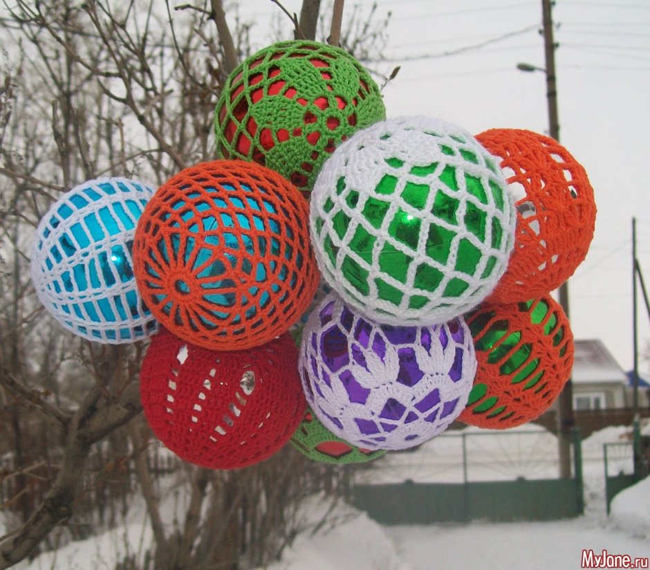 Обвязанные новогодние шары
