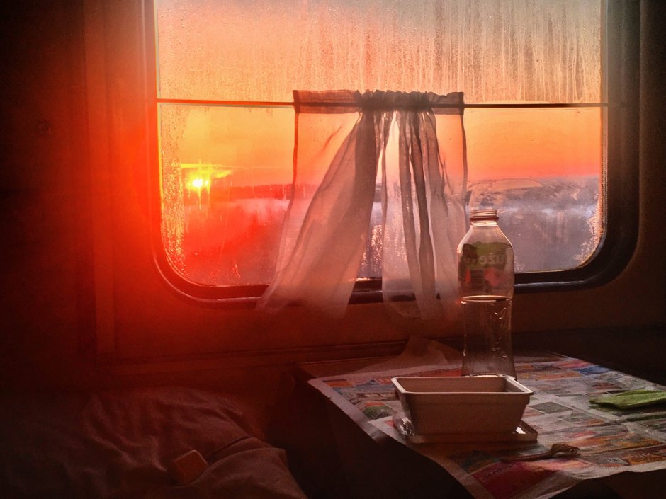 Окно в купе поезда