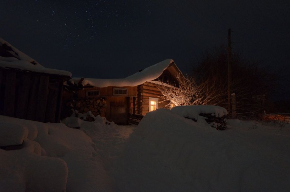 Домик в деревне зимой ночью