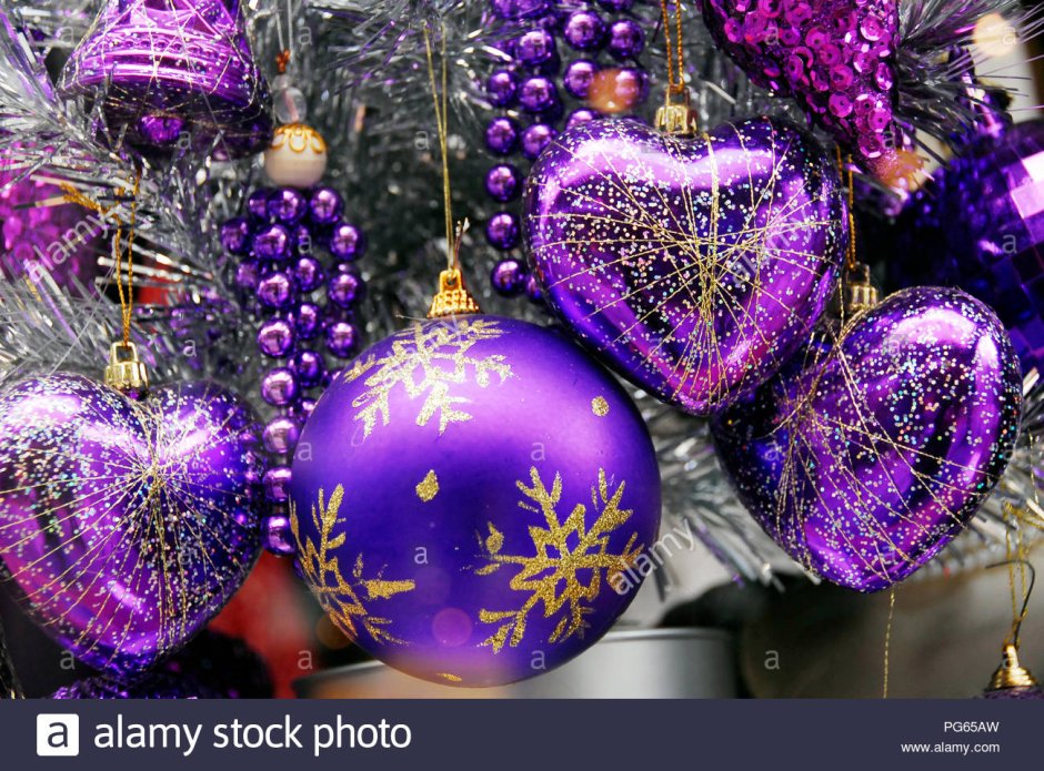 Фиолетовые и зеленые шары на елке