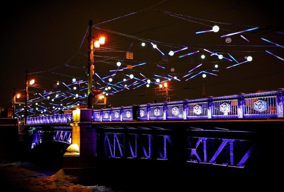 Дворцовый мост в Санкт-Петербурге подсветка Северное сияние