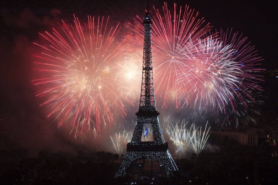 Салют в Париже на новый год