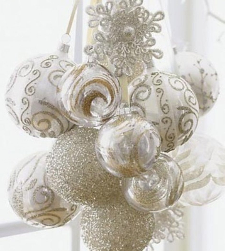 Декор большие белые новогодние шары