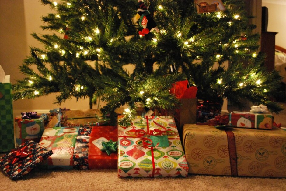 Новогодняя елка с подарками