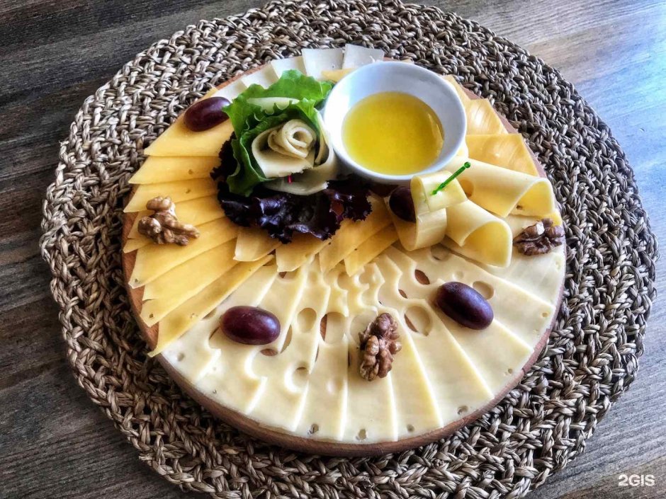 Сырная тарелка с медом