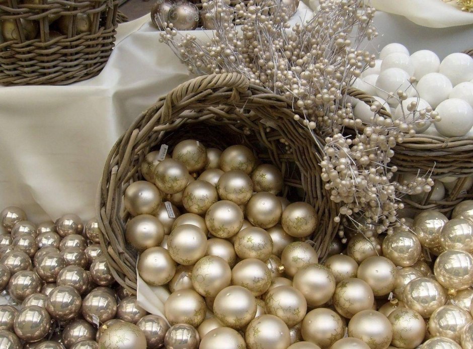 Золотые и серебряные шары новогодние