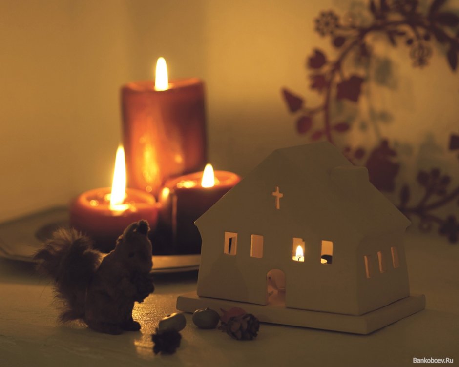 Рождественский домик со свечой