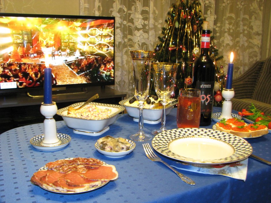 Новогодний стол с едой у телевизора