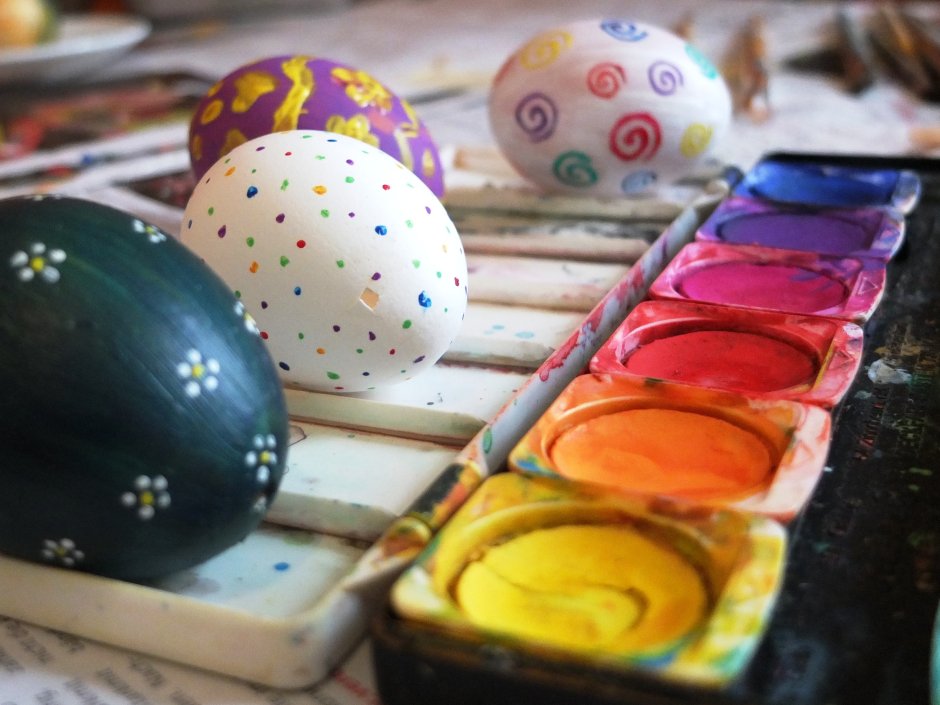Пасхальные яйца красками