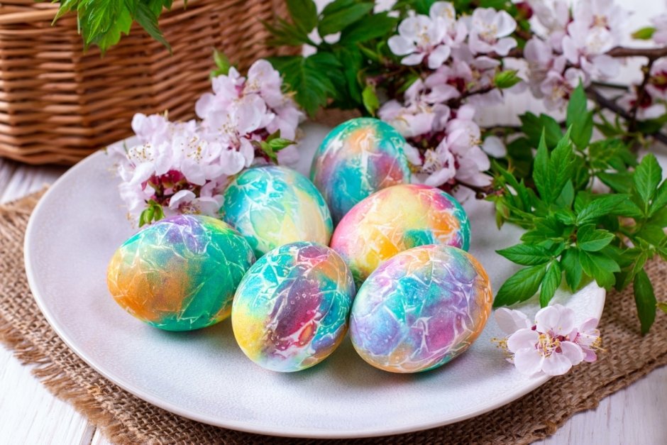 Красивое пасхальное яйцо красками