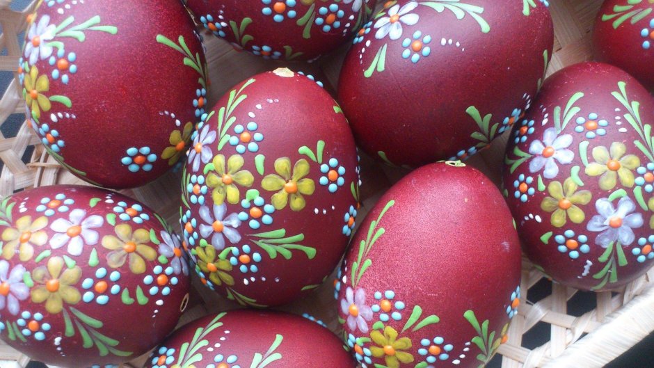 Красивые Расписанные красные яйца