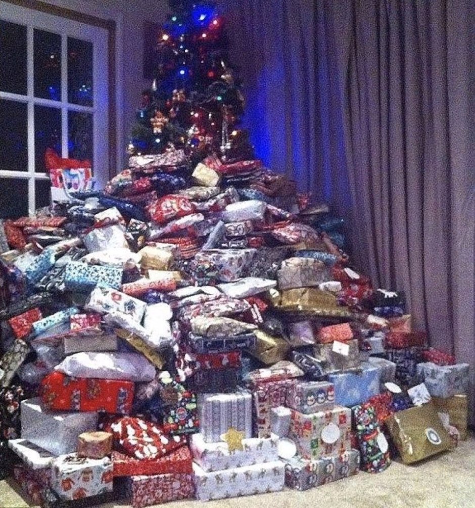Много подарков под елкой