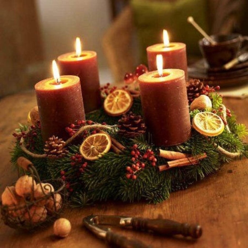Свечи на новогоднем столе