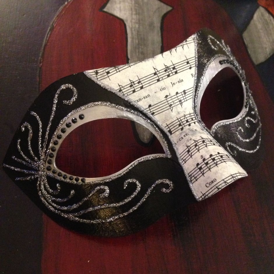 Венецианская маска с нотами