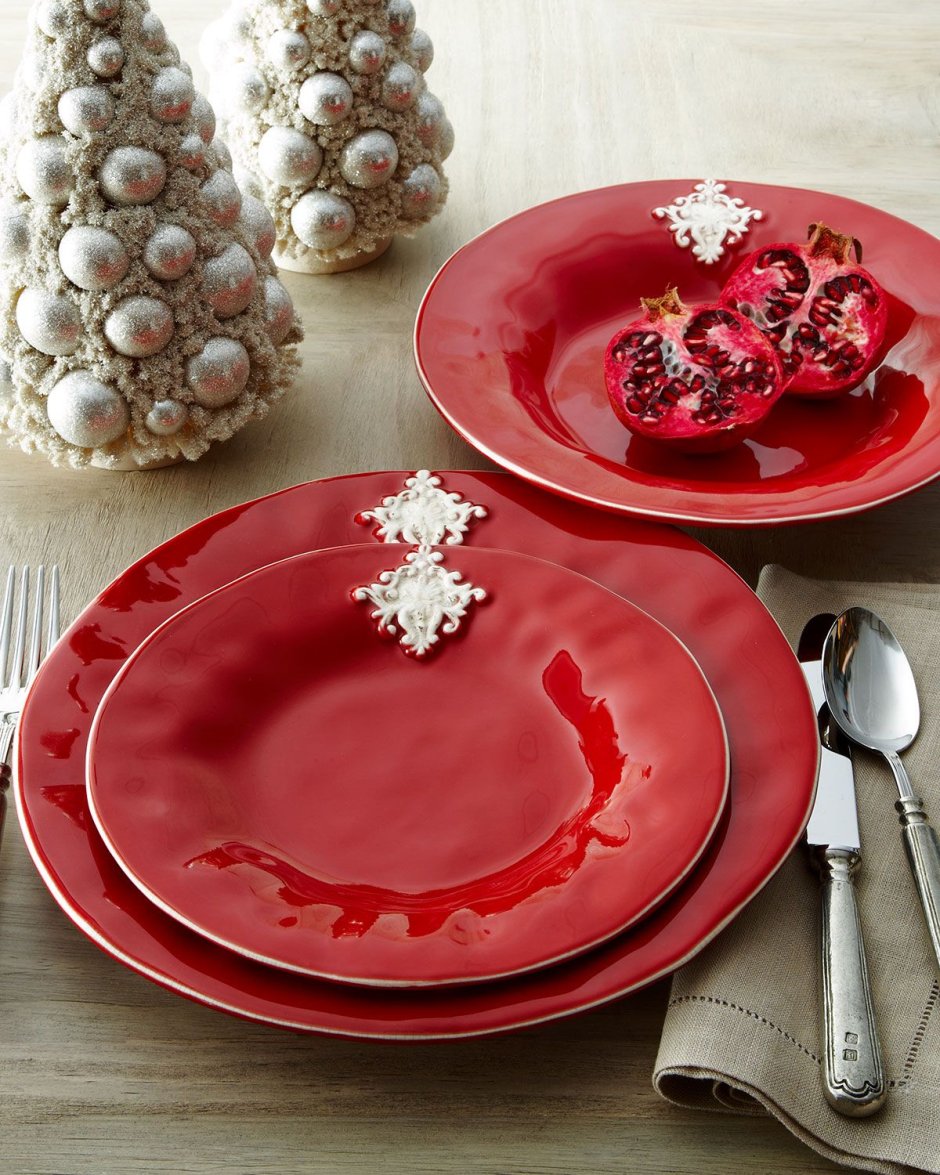 Красивая посуда красного цвета