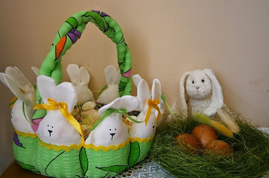 Пасхальная корзинка с зайцами