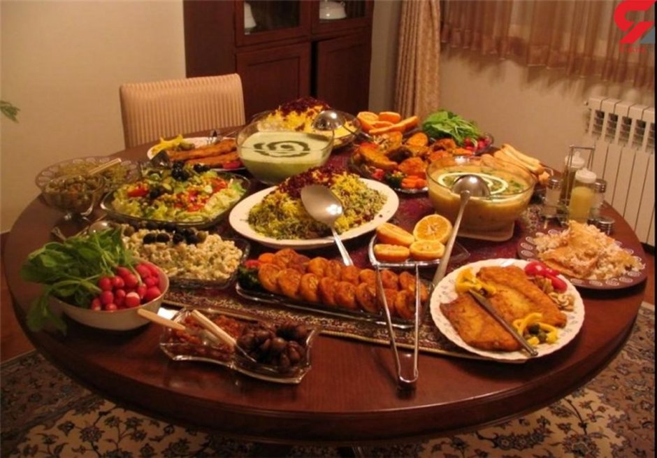 Накрытый стол с едой