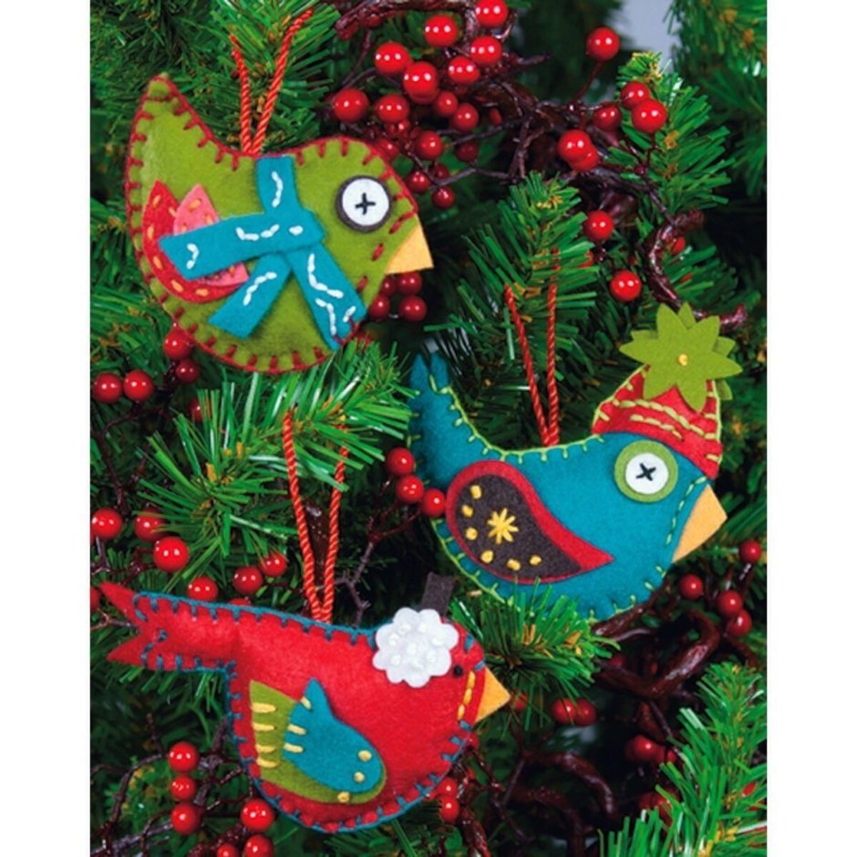Птички на елке новогодней