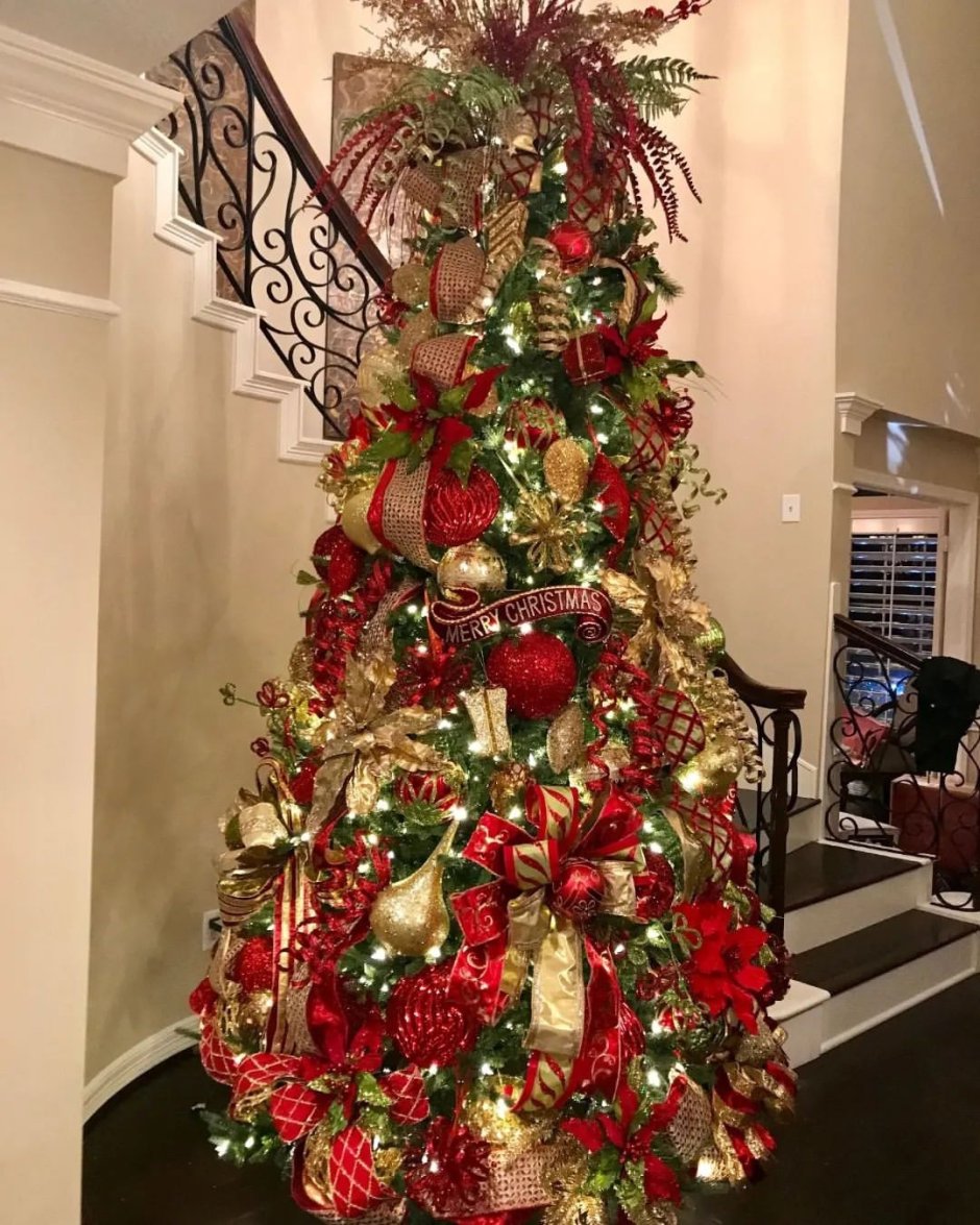 Новогодняя елка в красно золотом стиле
