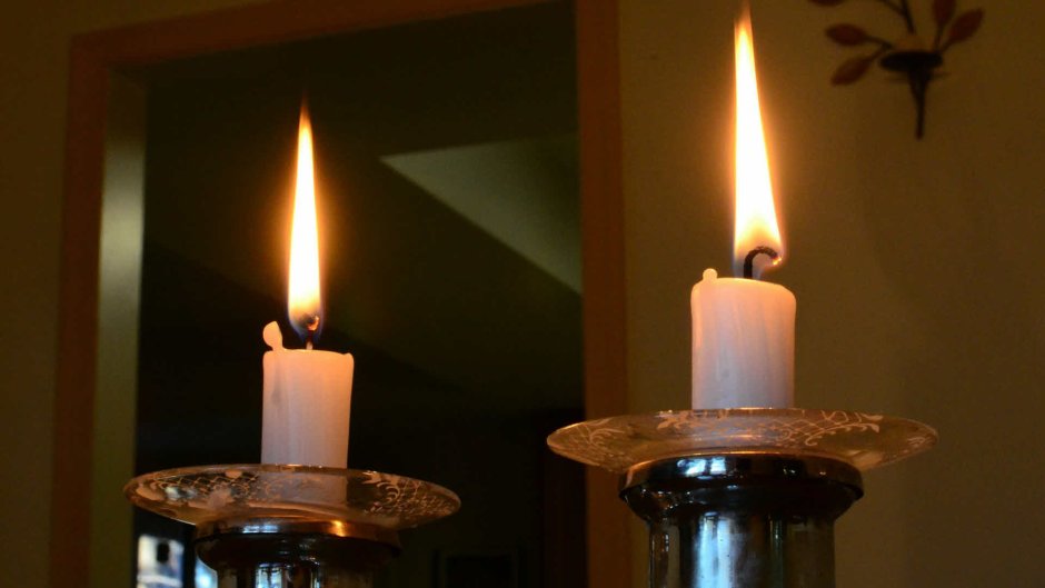 Зажигание шаббатних свечей