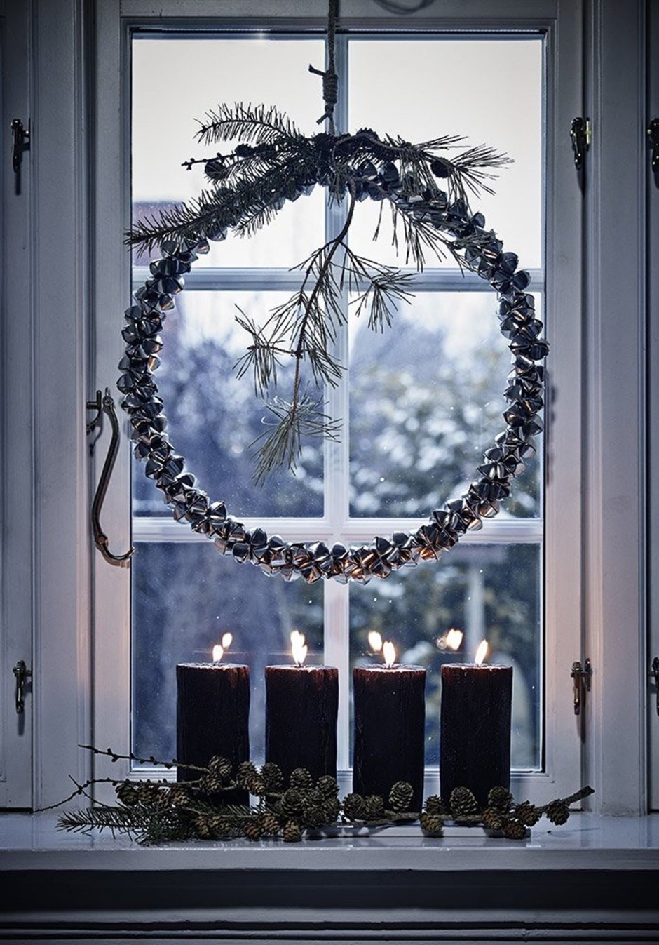 Новогодний декор окна в скандинавском стиле