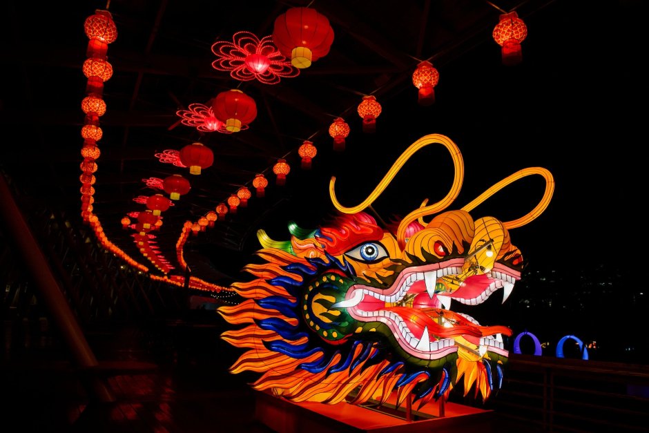 Китайский фестиваль фонариков-дракон
