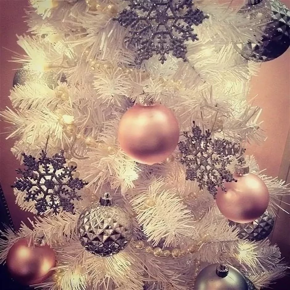Новогодняя елка с шарами Инстаграм