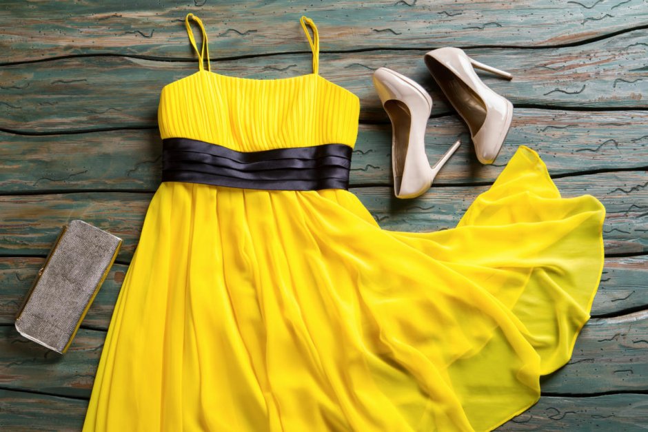 Желтое платье на вешалке