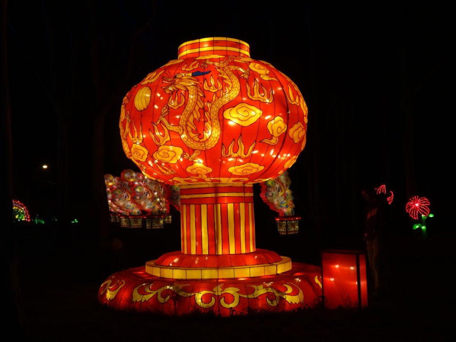 Красивый китайский фонарик