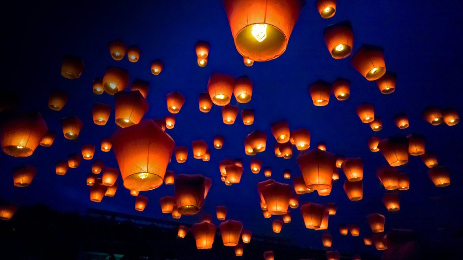 Китайские фонарики в небе