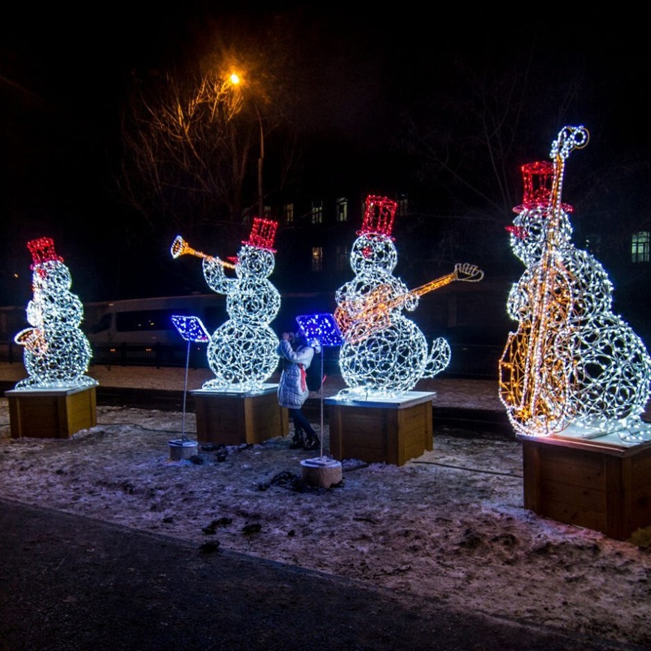 Фигура светодиодная "Снеговик музыкант" для улицы 2м