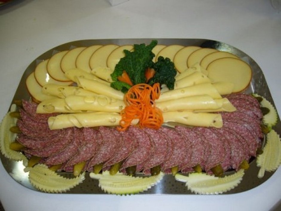 Красивая нарезка колбасы и сыра на праздничный