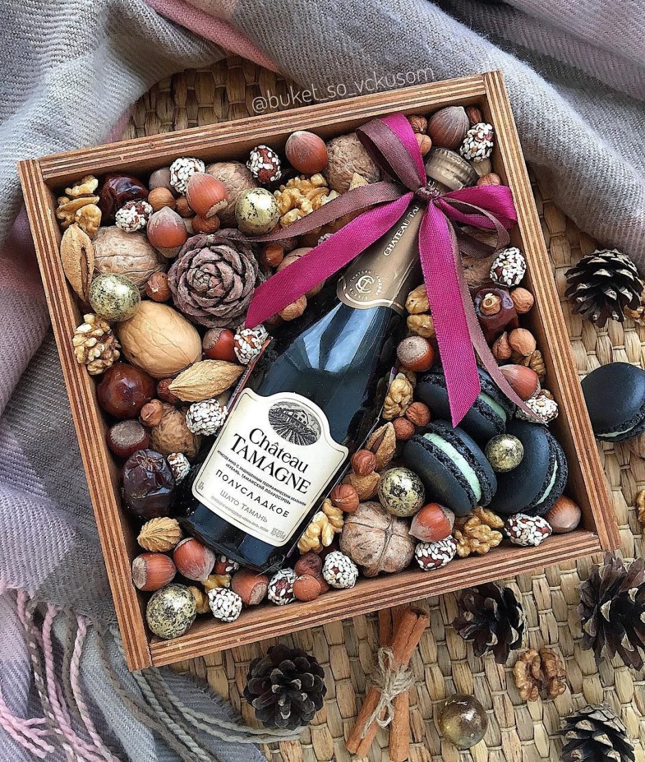 Подарочная коробка с вином и конфетами