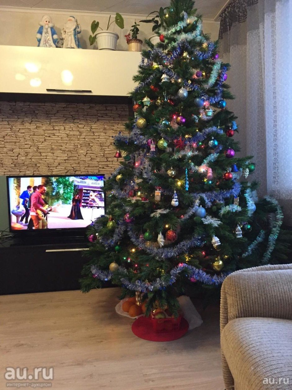 Наряженная елка в квартире