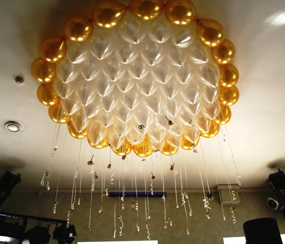 Украшение потолка воздушными шарами