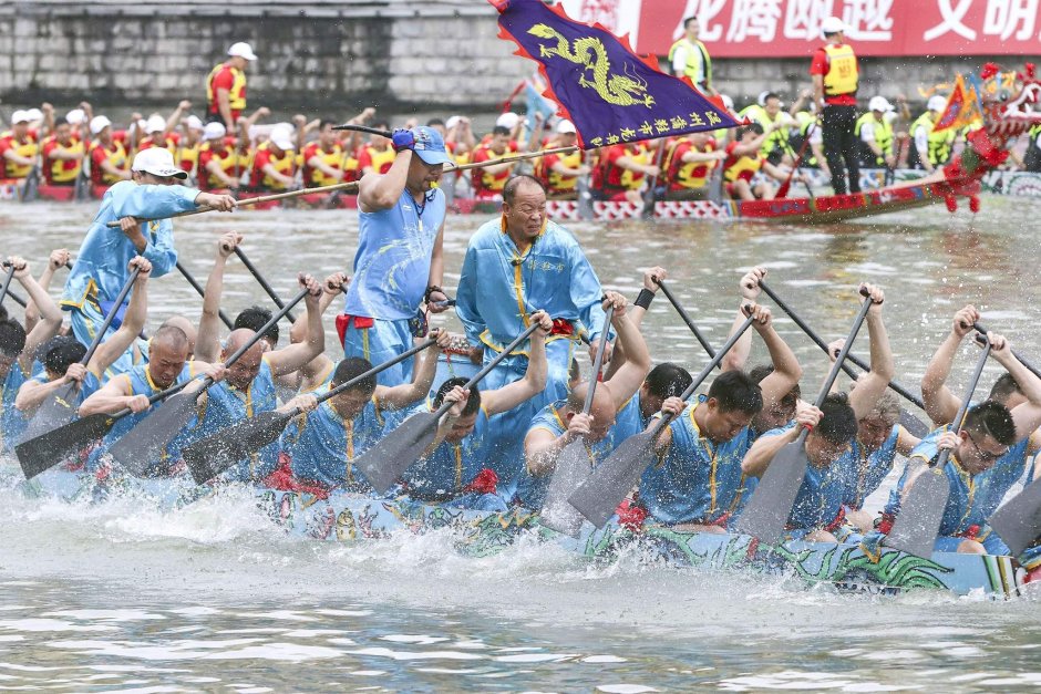 Гонки на лодках драконах Китай