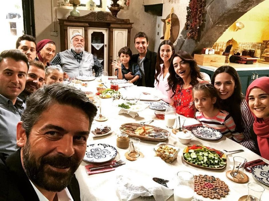 Турецкая семья за столом