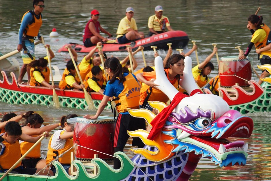 Лодка дракон на китайском празднике