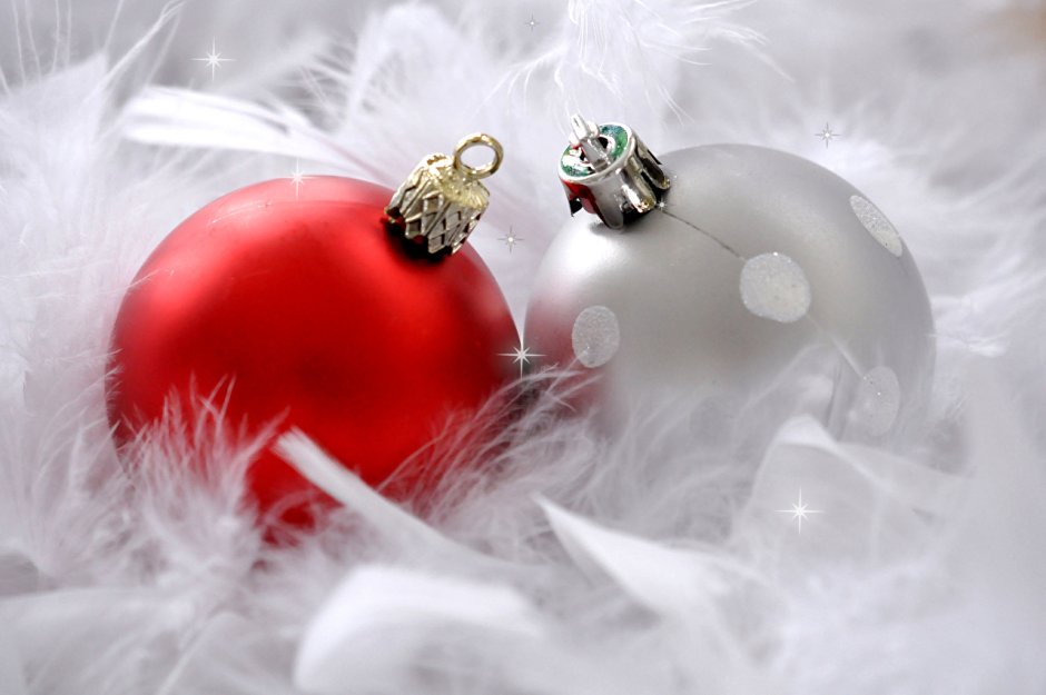 Красные и серебряные шары новогодние