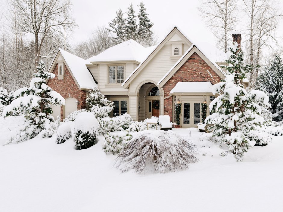 Красивый зимний дом