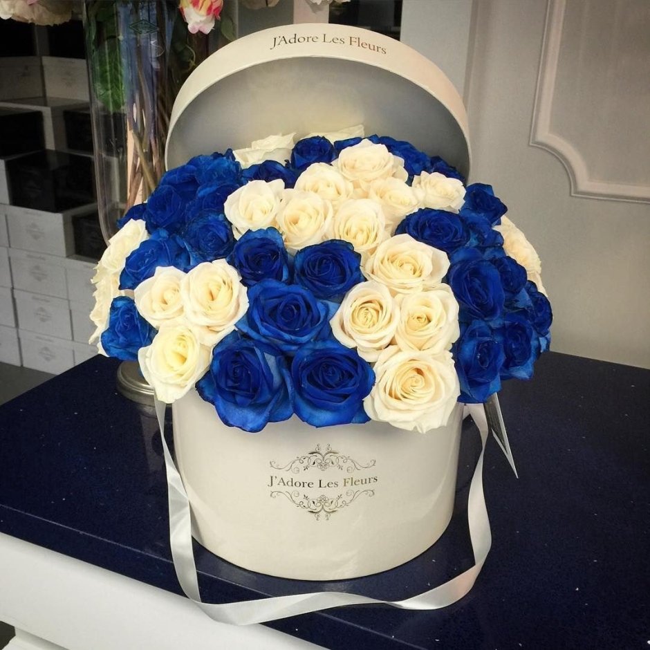 Самые красивые синие розы в коробке с днём рождения