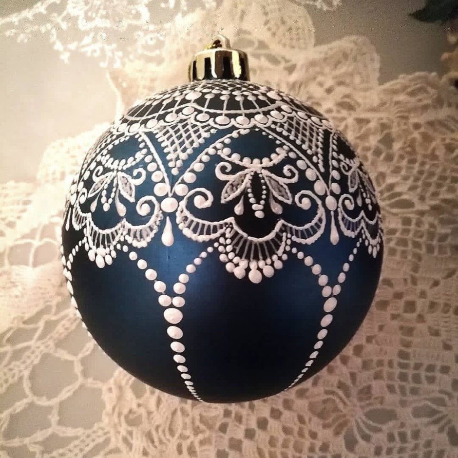 Юлия Левашова точечная роспись новогодние шарики