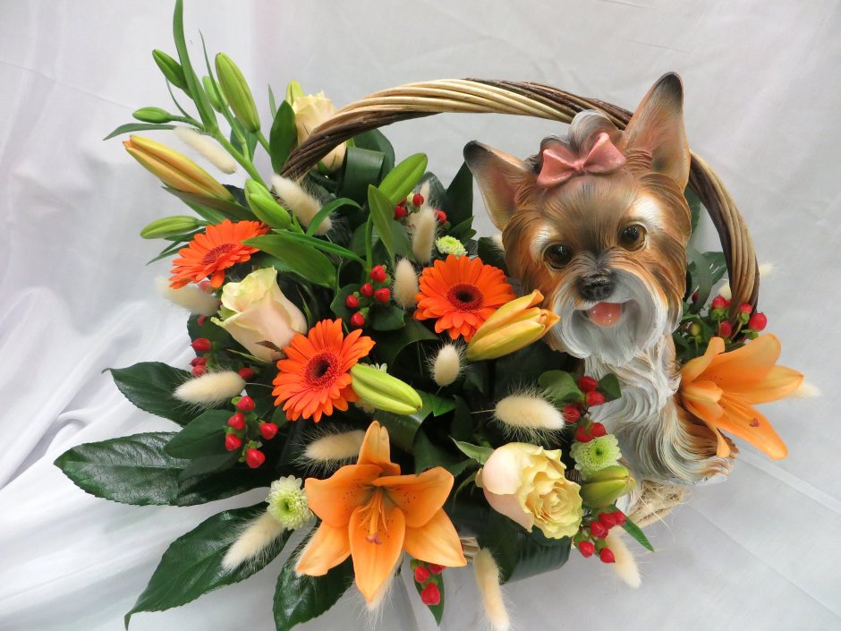 Собачка с букетом цветов
