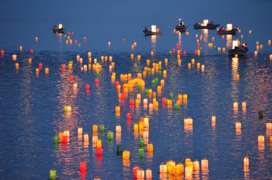 Фестиваль плавающих фонарей Япония