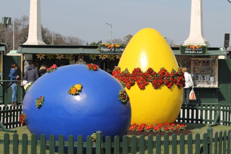 Огромные пасхальные яйца в Петербурге на улице