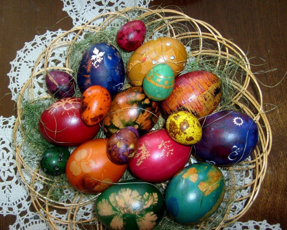 Пасха на столе с яйцами