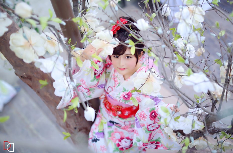 Японка в кимоно Весна