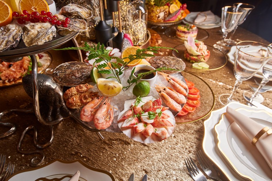Новогодний стол из морепродуктов