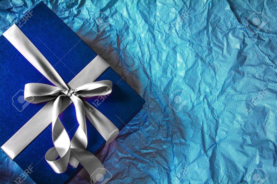 Подарочные коробки с голубой лентой