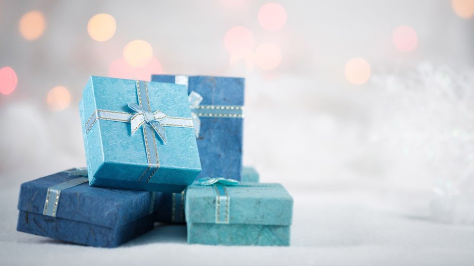 Подарочные коробки на синем фоне